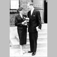 031-1017 Ilse und Joachim Rudat am 9. August 1957 nach der standesamtlichen Trauung in Appen.jpg